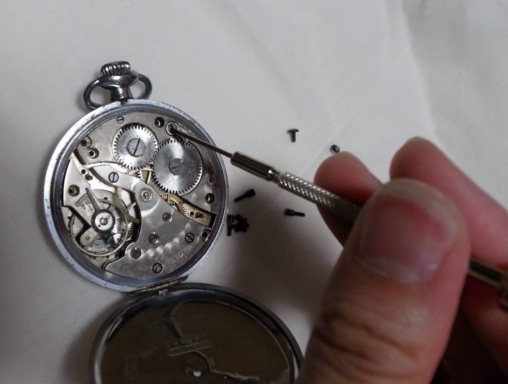 壊れた時計の部品を使ったアクセサリー